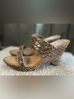 Born Crown Skyler Terra Snake Print Wedge Sandals Sz 8 Beige Brown Leather 4”